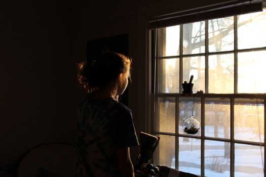dziewczyna patrzy przez okno