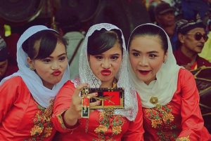 trzy kobiety robią selfie z dziubkami