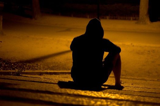 samotny mężczyzna na ciemnej ulicy